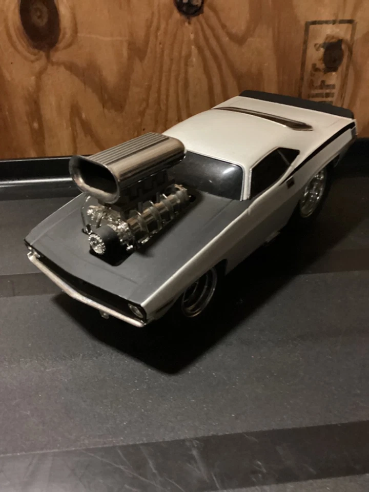 Muscle Machines 1/18 Scale Model-1970 Plymouth Cuda-Silver Excellent Condition - Image 2 of 4