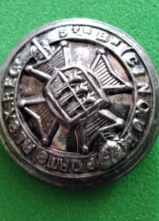 Royal sussex regiment white metal vintage cinque port button