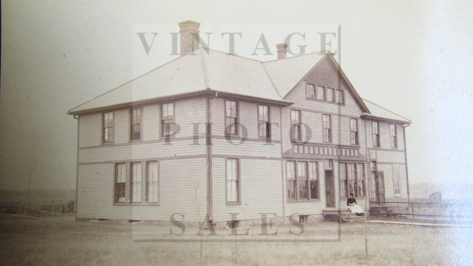 Fotografía de tarjeta de gabinete Whitney Hall de Nebraska de escuela india Santee Sioux Foto 2 de 4