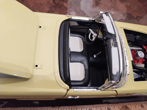 Road Signature 1955 Scale 1/18 -Diecast 92068 - Ford Thunderbird - Yellow- Used - Picture 8 of 11