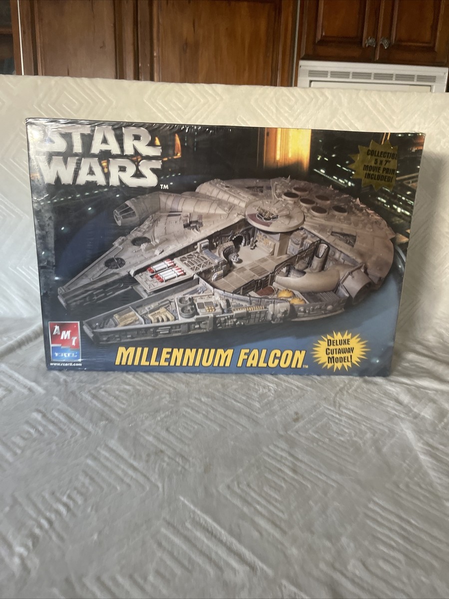 2005 Star Wars AMT/ERTL Millennium Falcon Deluxe Model Kit #38322