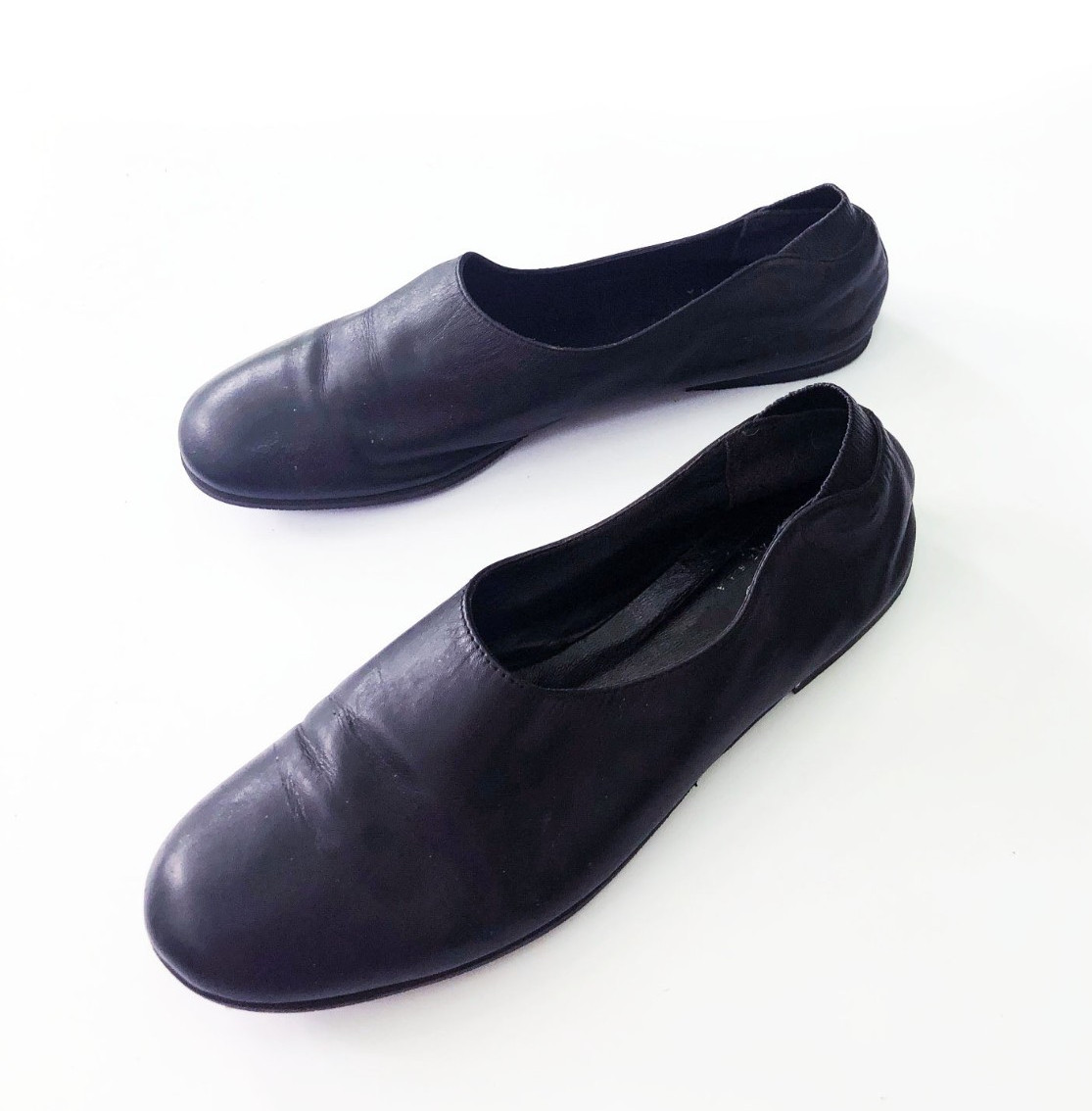 BCBG Vintage 90s Solid Black Leather Classic Round Toe Flats w Elastic back 6.5M