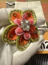 Nowa i autentyczna - Hello Kitty X Tarina Tarantino Spinka do włosów i szpilka kolekcjonerska