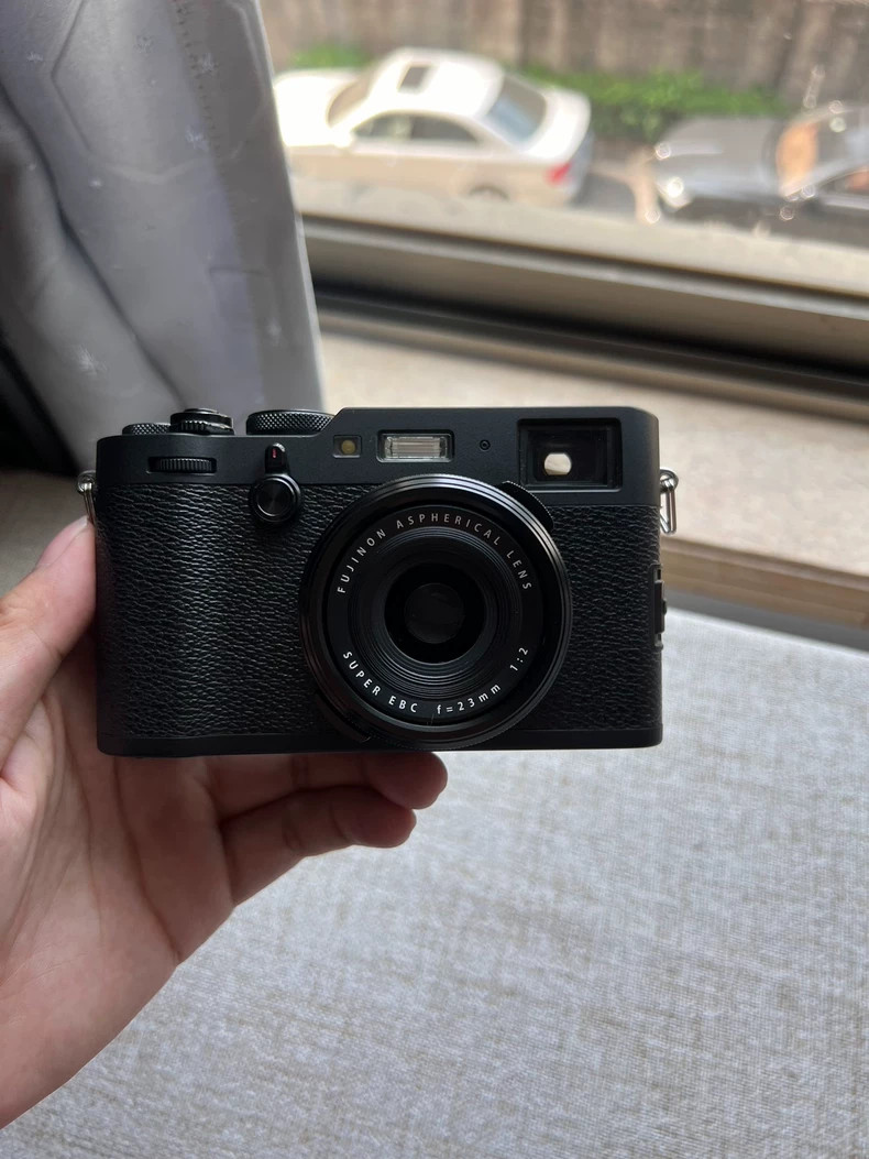 Fujifilm X100F 24.3MP X-Trans CMOS Digital Camera 35mm F2 lens BLACK