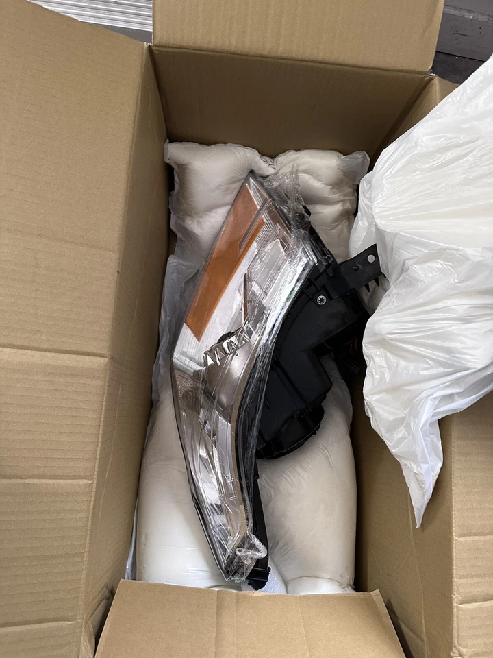 Nuevo conjunto de lámpara de faros RH TYC 20-9144-90-1 2010-2014 OEM Cadillac SRX Foto 2 de 4