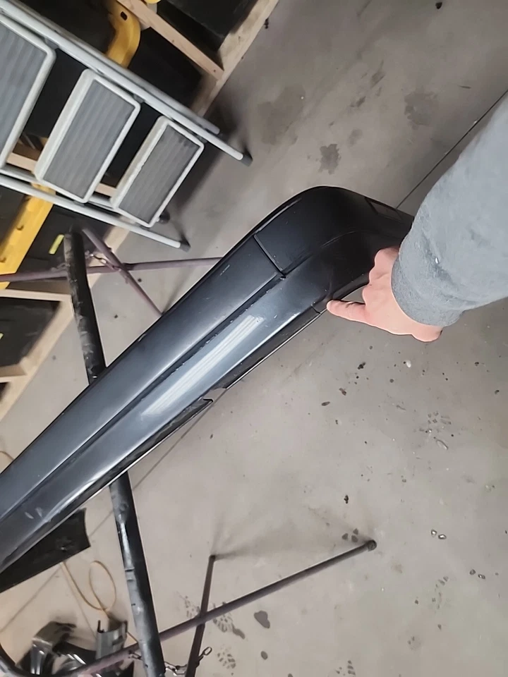 BMW E30 325i 325iX facelift plastic rear bumper With Trim Pieces And Marker Foto 2 de 4