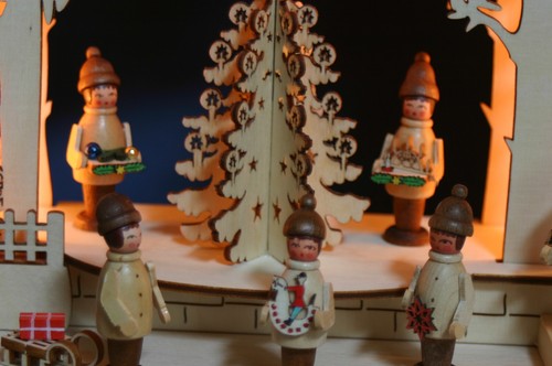 Large LED 3D Schwibbogen 68x39 cm Christmas market with 3 stalls & tree ore mountains - Picture 5 of 8