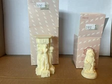 Falcon Miniatures Pedestal And Decorative Lion. Ivory Color