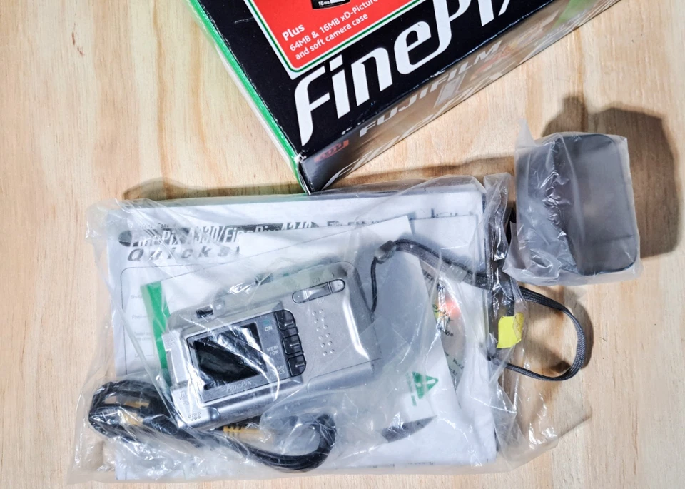 Fujifilm Finepix A330 retro digital compact camera - Image 2 of 4