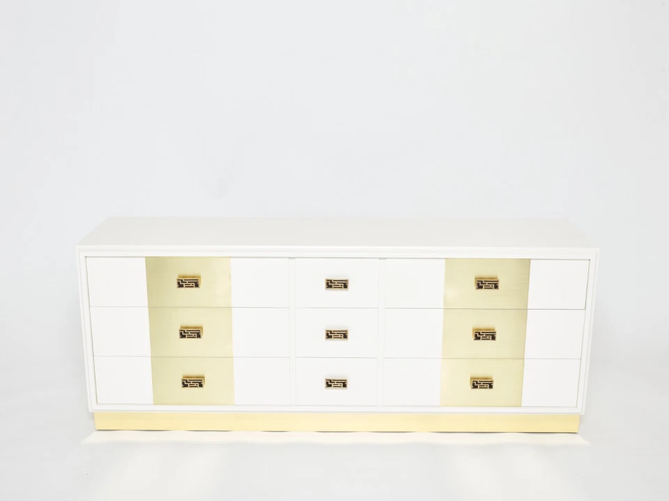 Commode laquée blanc cassé et laiton par Luciano Frigerio Italie 1970 - Photo 1/4