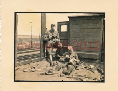 Foto, Nachl. Uffz. aus Detmold, A.E.A. II./211, Bahntransp. am Bhf...3, 5026-558