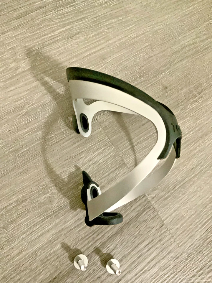 JAULA PARA BOTELLAS DE AGUA TACX CON HERRAJES PLATA ALUMINIO 40 GRAMOS Foto 2 de 4