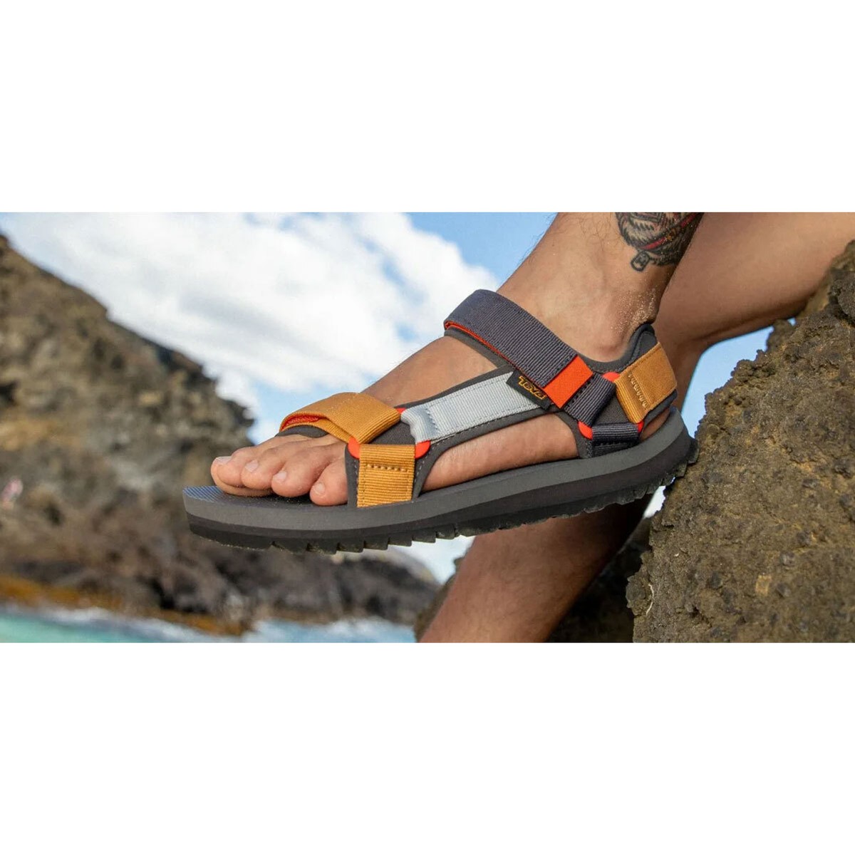 ★送料無料★テバ UNIVERSAL TRAIL 1106786-ONM OBSIDIAN MULTI TEVA Men's Universal Trail Obsidian Multi Sandal (1106786