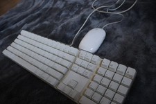 Genuine  Vintage Apple A1048 Keyboard and Apple A1152 Mighty Mouse - White