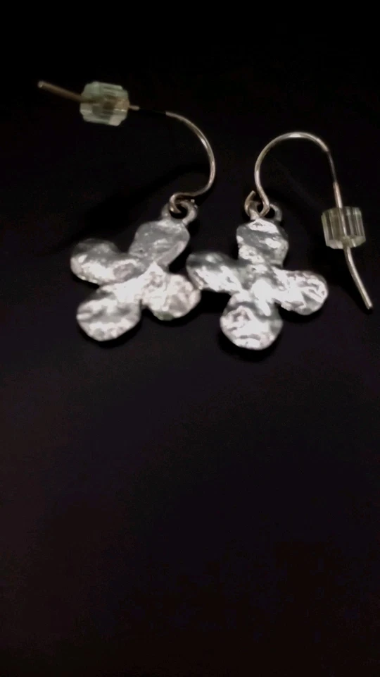 Pendientes cruzados de peltre martillado perforados pequeños 1/2 X 1/2 pulgada Foto 4 de 4