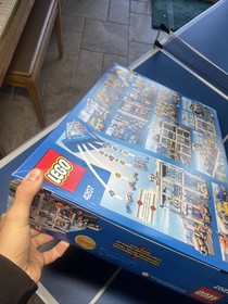 LEGO City Garage (4207, 933 pieces, 2012) New (old stock)