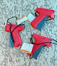 Lot 3 Avery Dennison Mark III Fine tagging gun with extra attachers for clothing