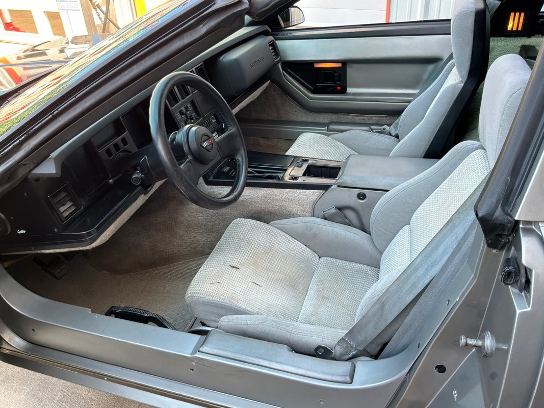 1986 Medium Gray Metallic Chevrolet Corvette   | C4 Corvette Photo 2