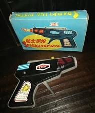 VINTAGE 70'S SPACE RAY GUN SPARKING PISTOL GUN MF 902 CHINA TIN SPACE TOY NIB
