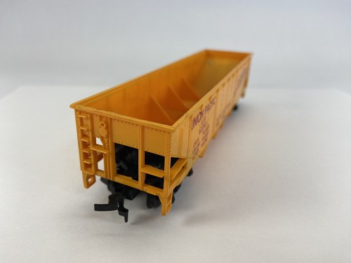 HO 4 Bay Hopper Freight Car Union Pacific 62040 & SOO Line 67297 - Picture 8 of 11
