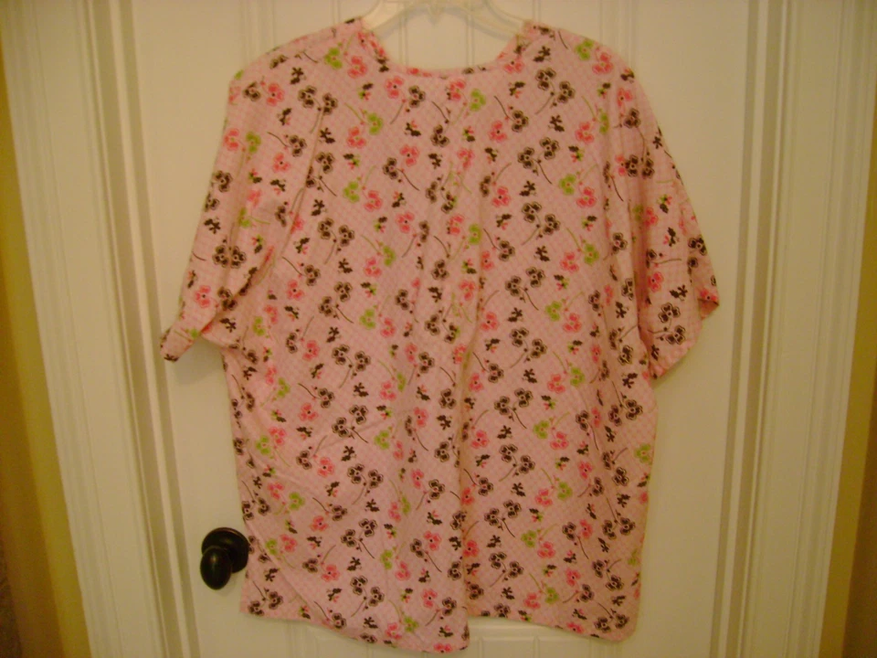 HQ High Quality Womens XL Scrub Top Short Sleeve Pockets PINK Flowers V Neck - Image 4 of 4