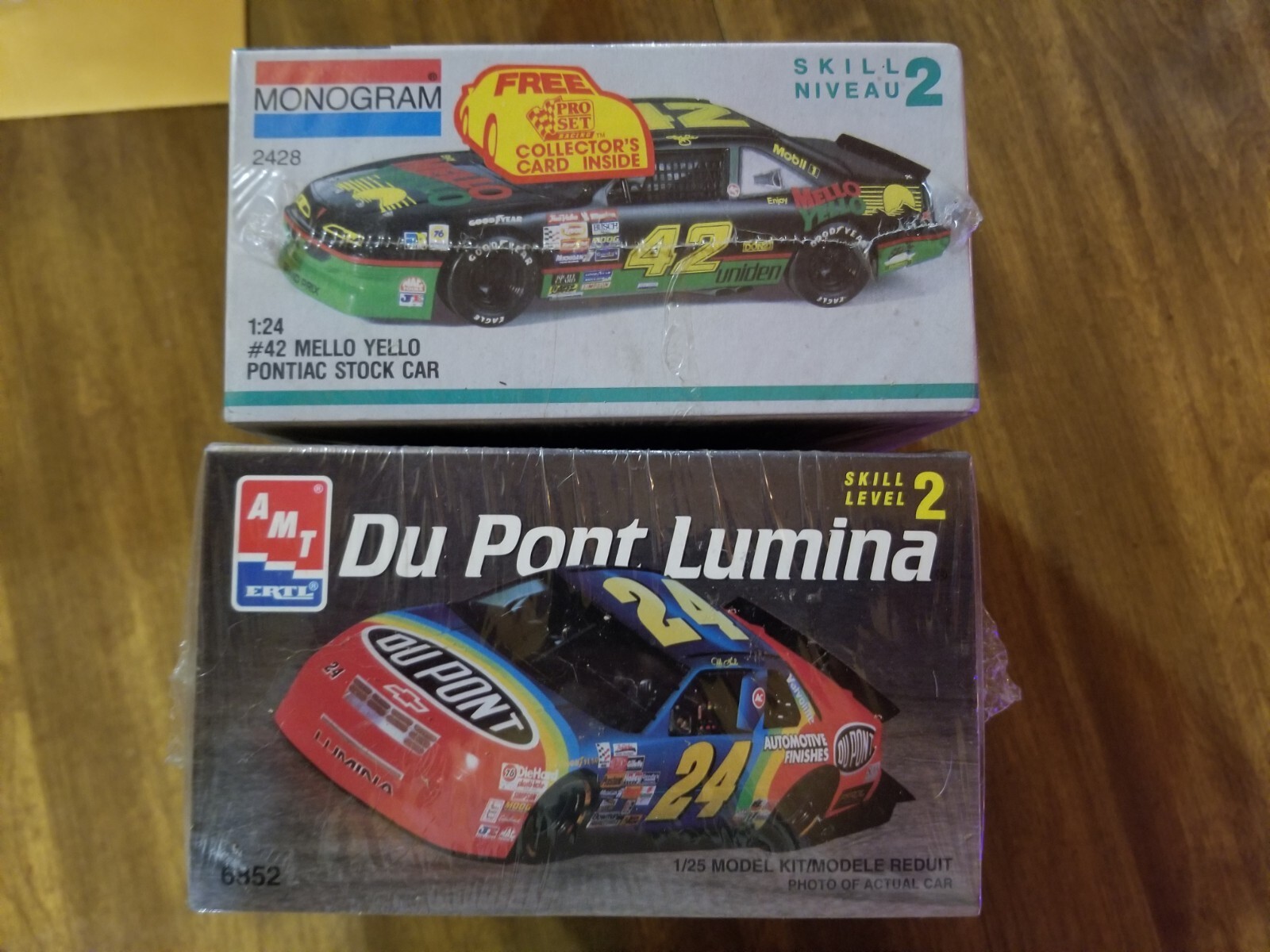 2 Nascar MODEL Kits 42 Mello Yello Kyle Petty 24 Dupont Jeff Gordon AMT