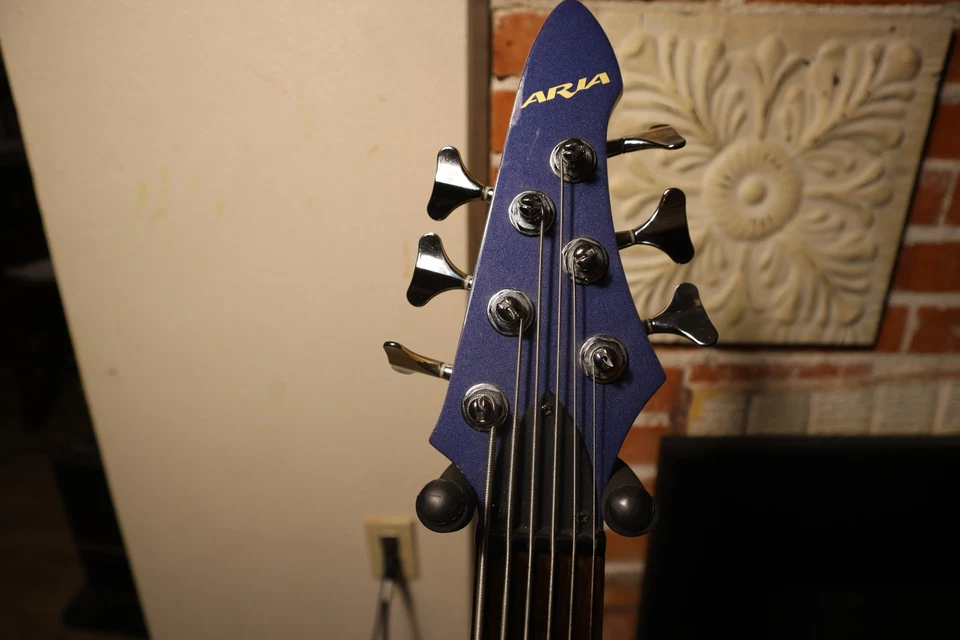 Bajo Aria 6 cuerdas con diapasón de palisandro - Excelente estado Foto 2 de 4