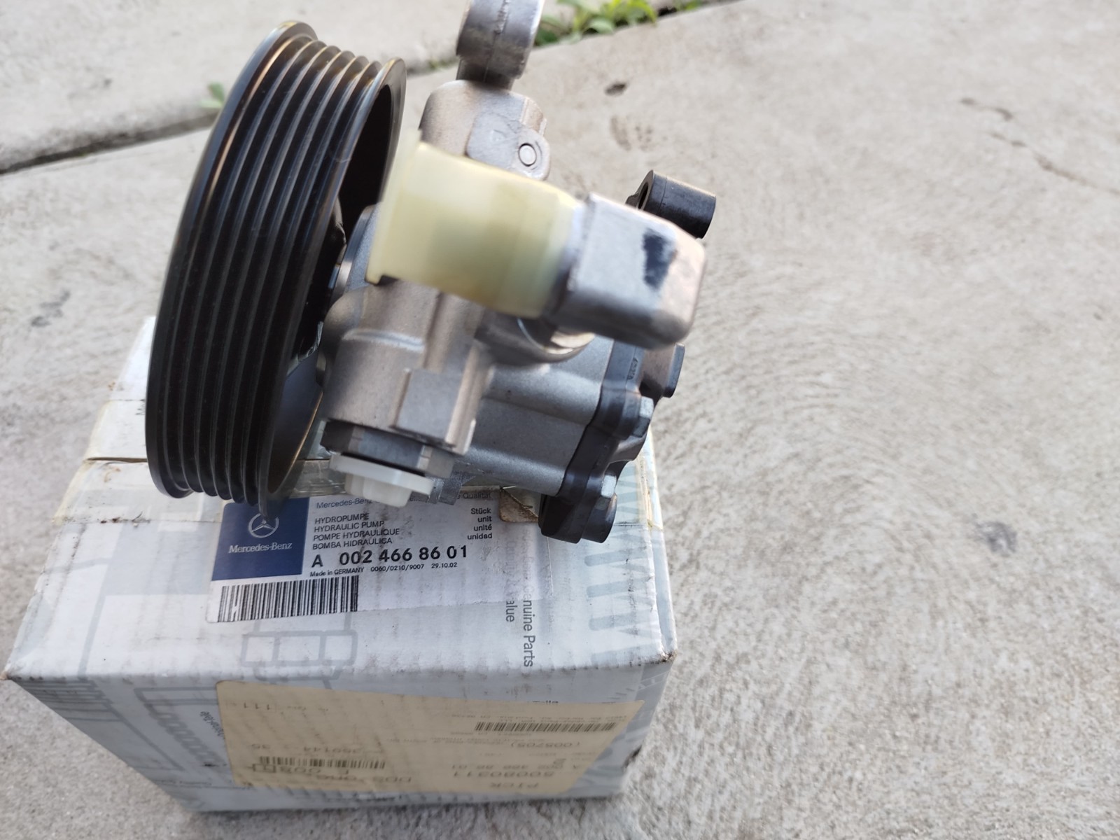 Mercedes Benz OEM Power Steering Pump 0024668601