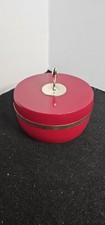 Caja de polvo de tocador vintage y soplo Avon carisma belleza polvo rojo y dorado *vacío*