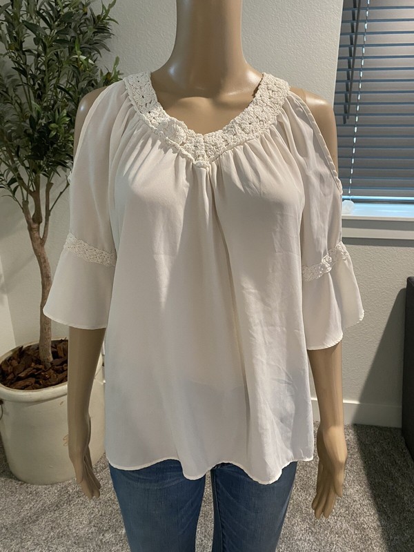 Charming Charlie Size Small Women's Ivory 3/4 Sleeve Cold Shoulder Blouse 009