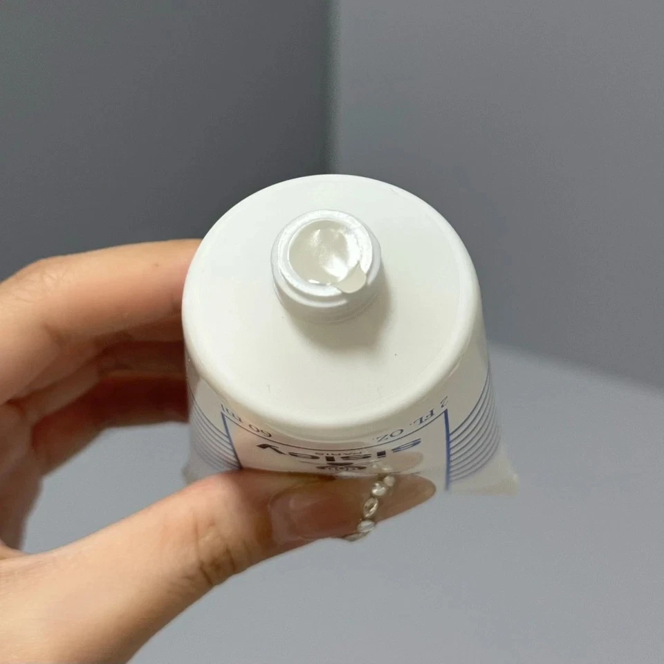 Máscara para dormir de terciopelo Sisley con flores de azafrán 2 oz Foto 3 de 3