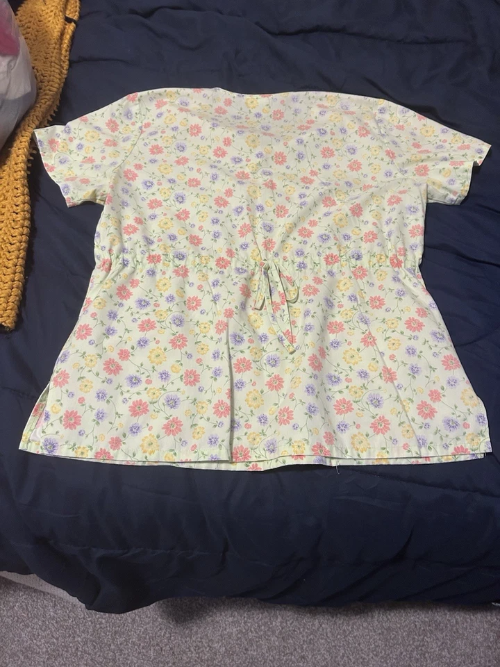 Women’s Scrub Set Medium Top Medium Bottom 28 inch inseam - Image 4 of 4