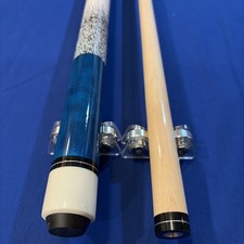 Pool cue with maple Shaft and a ringtail lizard like wrap 19oz blue