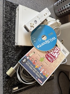 Nintendo Wii Komplett Bundle Set mit Remote und Nunchuck und 2 Spielen