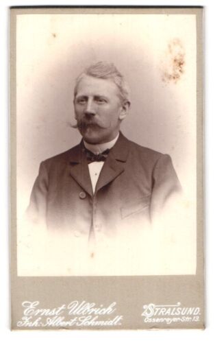 Fotografie Ernst Ulbrich, Stralsund, Ossenreyer-Str. 13, Charmanter Herr mit Th  - Bild 1 von 2