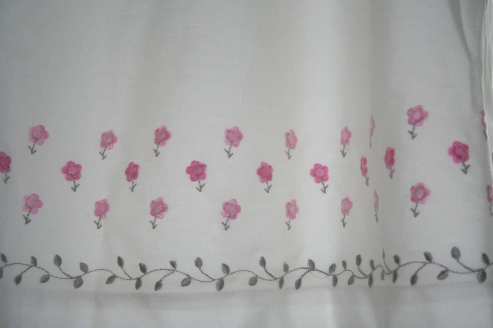 NUEVA CENEFA DE FLORES PEQUEÑAS Pottery Barn Kids bordada $59 18"L X 36-48"W   Foto 2 de 4