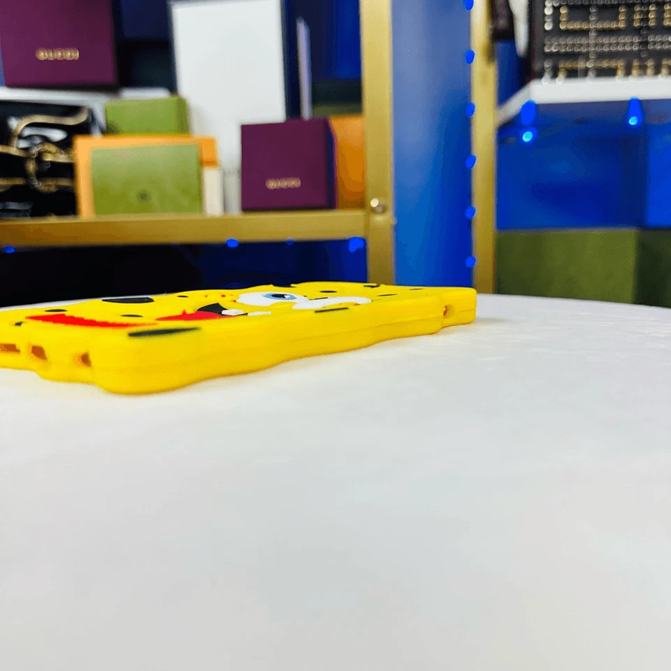 Moschino Amarillo Goma Moschino iPhone 6 Funda Bob Esponja Foto 3 de 4