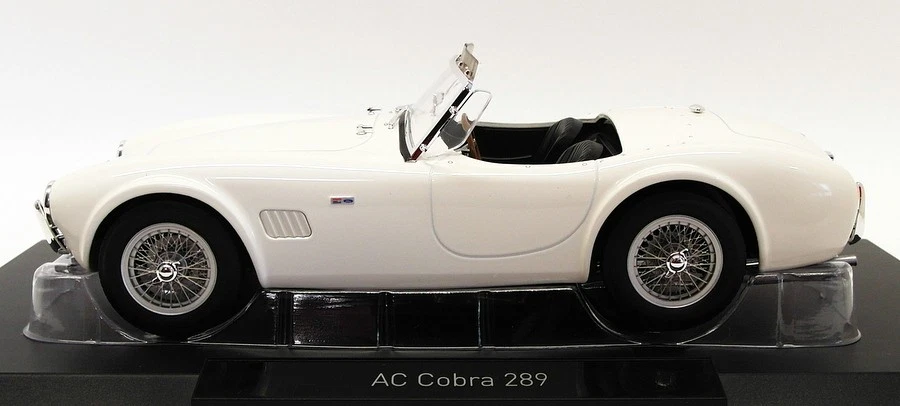 Carro modelo Norev escala 1/18 182752 - 1963 AC Cobra 289 - Branco - Imagem 4 de 4
