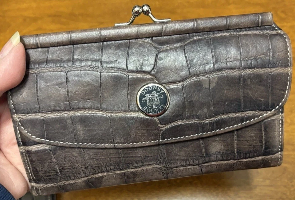 Cartera sin asas Dooney Bourke marrón gris cocodrilo cuero en relieve chequera vintage Foto 4 de 4