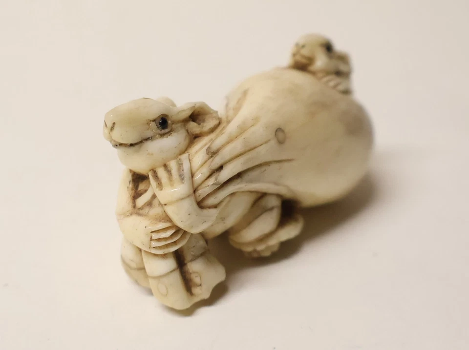 Ancien Netsuké en os sculpté deux Rats portant un gros sac Japon Époque Meiji - Photo 2/4