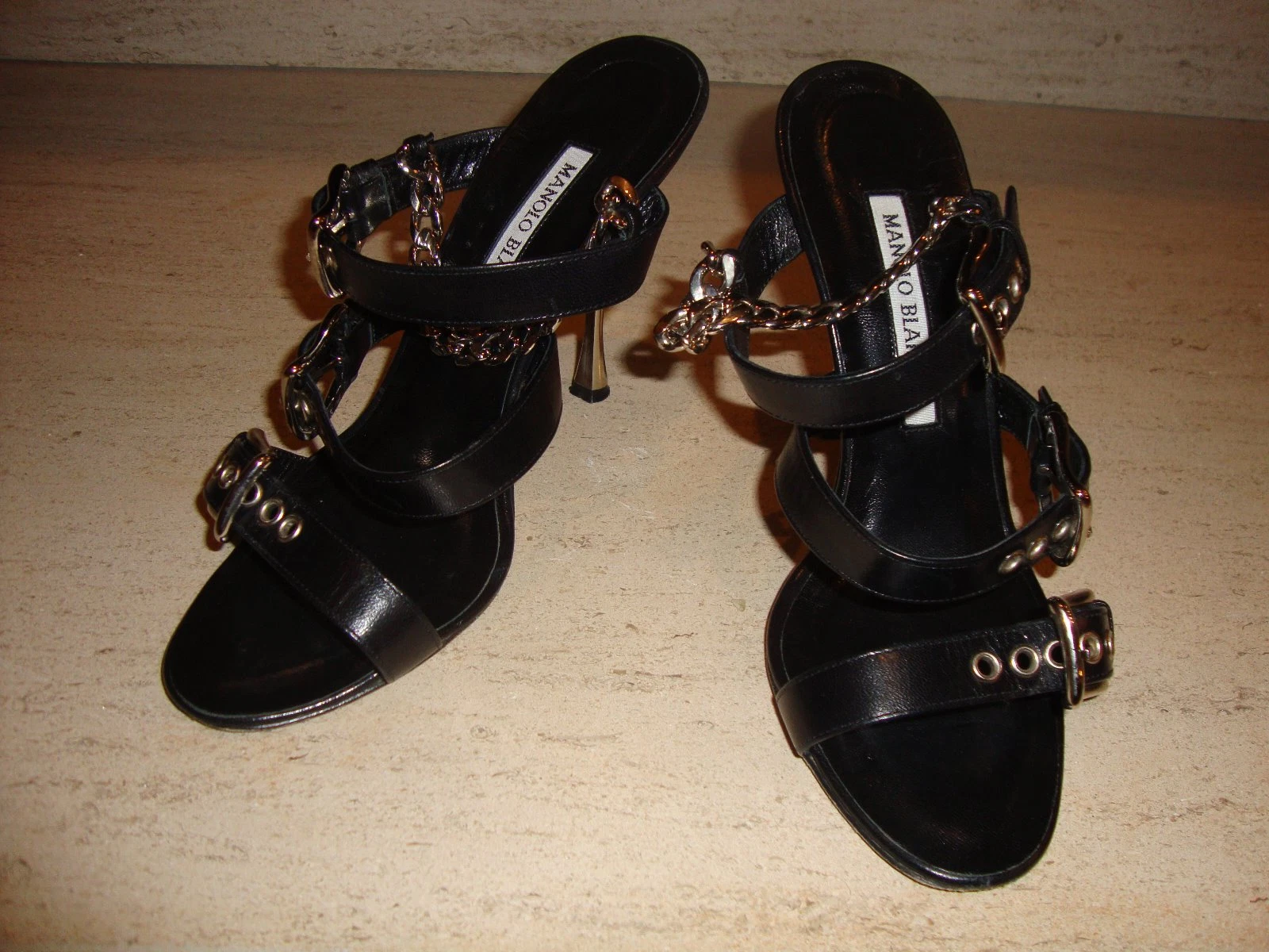 MBT CRAZY COOL & SUPER RARI TACCHI IN PELLE E CATENA SANDALI DI MANOLO BLAHNIK