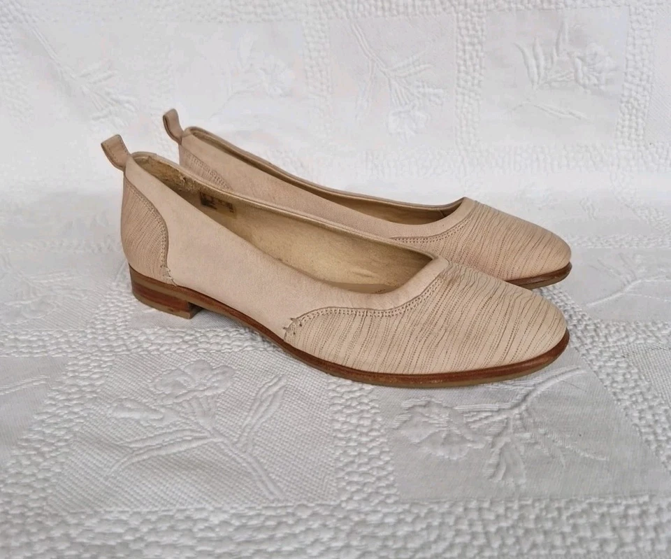 CLARKS ALICE IVY NUBUCK LEATHER NUDE PINK BALLERINA FLAT SHOES. UK 6.5 D/EU 40. - Image 2 of 4