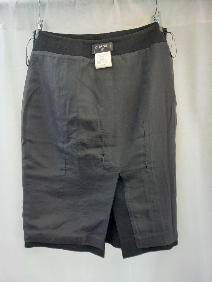 Falda Chanel Negra 100% Lana Hasta la Rodilla Forrada Talla 12 En muy buena condición De Colección Foto 3 de 4