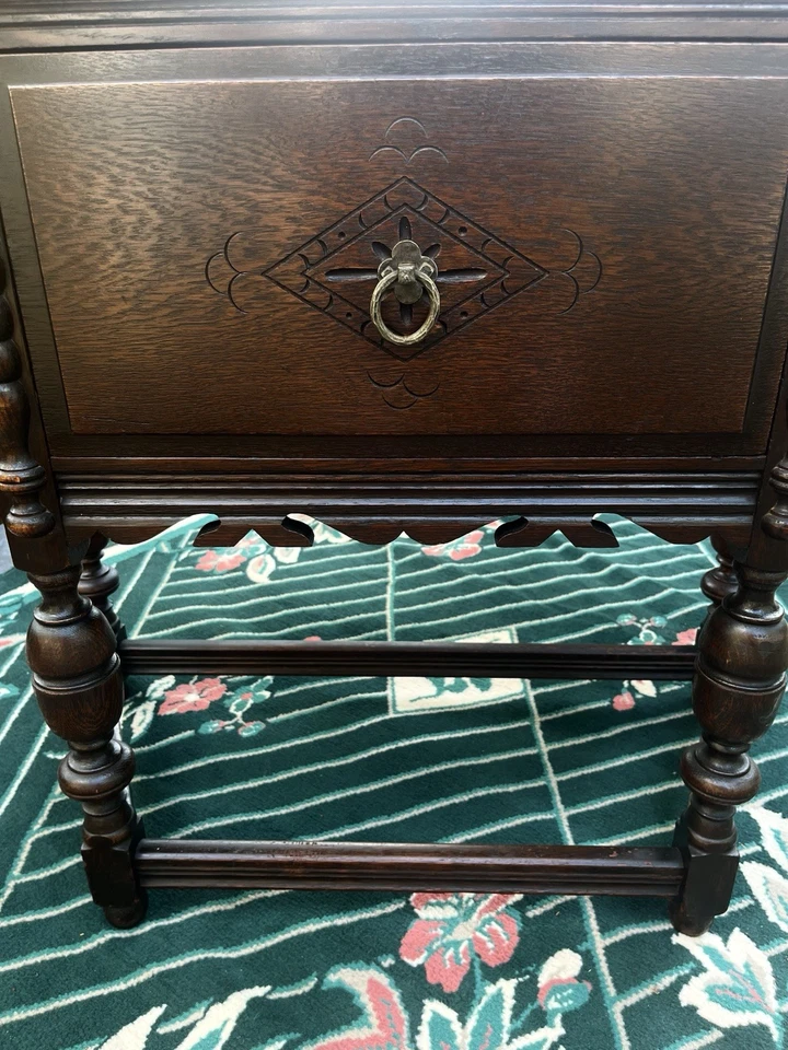 Mesa auxiliar/servidor de roble romano tallado gótico renacimiento jacobeo años 30/40 Tomlinson Foto 2 de 4