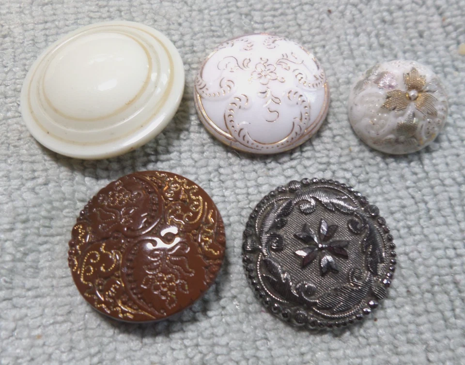 22 Vintage Antique VICTORIAN Glass Buttons VARIOUS SIZES PATTERNS - Image 3 of 4