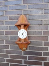 Vecchio OROLOGIO DA PARETE ANGOLARE abete/abete con movimento a pendolo al quarzo e campanelle suona 1 ora