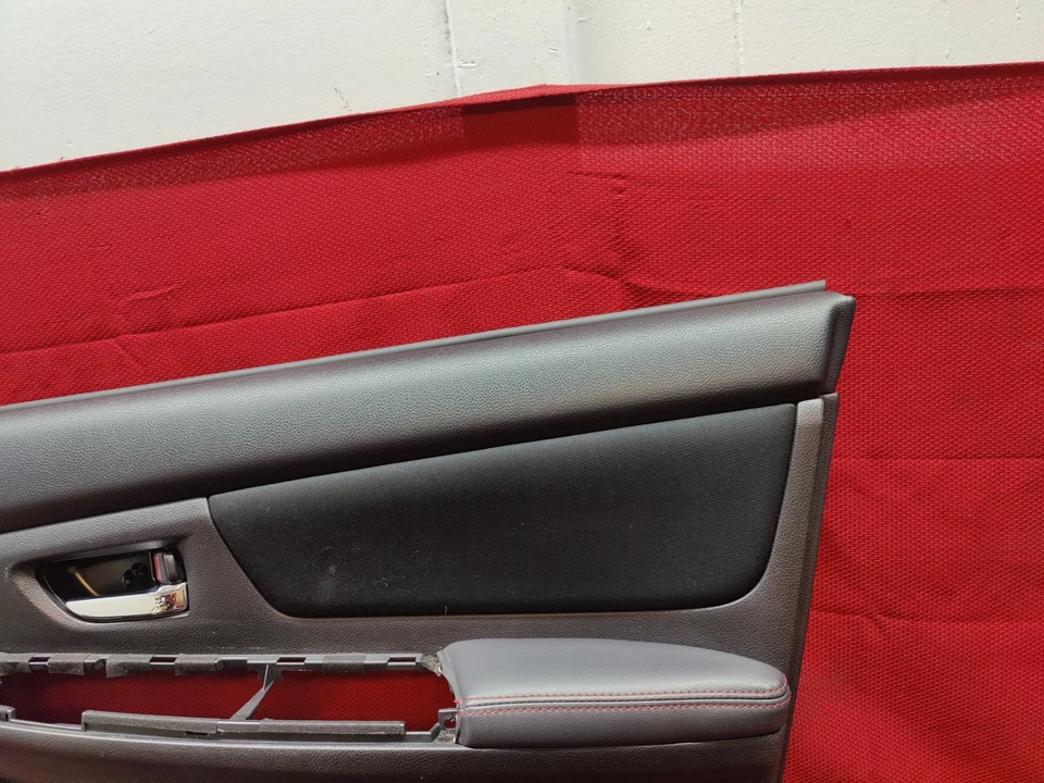 PANEL DE PUERTA INTERIOR PASAJERO DELANTERO DERECHO SUBARU WRX STI 15-21 COSTURAS ROJAS Foto 2 de 4