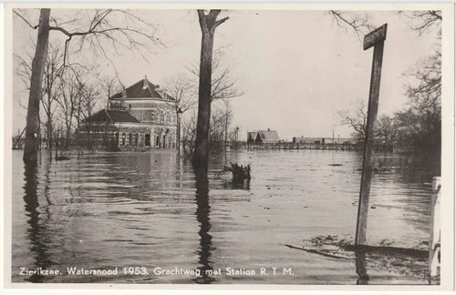 ZIERIKZEE. Grachtweg met Station Watersnood 1953. Oude ongebruikte Ansichtkaart.
