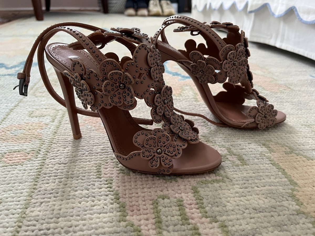 靴 Alaia leather sandal size 37.5 / 24.5 NIB ALAÏA Alaia Beige Leather Floral Flower Studded Sandals