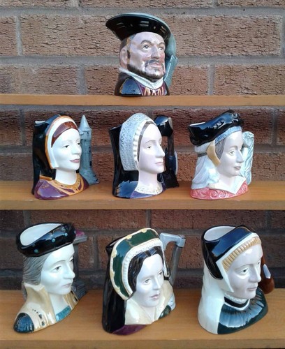 ROYAL DOULTON ""ENRICO VIII E LE SUE SEI MOGLI"" SELEZIONE DI BROCCHE PER PICCOLI PERSONAGGI. - Foto 2 di 79